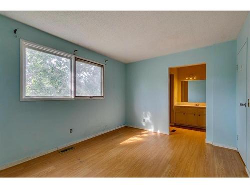 885 Queensland Drive Se, Calgary, AB - Indoor Photo Showing Other Room