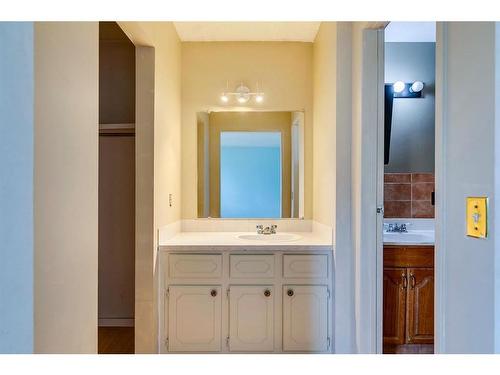 885 Queensland Drive Se, Calgary, AB - Indoor Photo Showing Bathroom