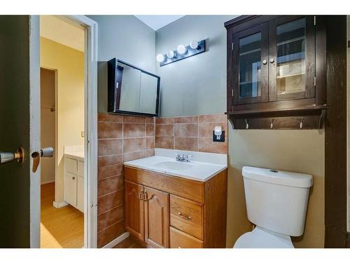 885 Queensland Drive Se, Calgary, AB - Indoor Photo Showing Bathroom