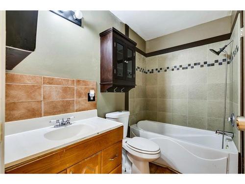 885 Queensland Drive Se, Calgary, AB - Indoor Photo Showing Bathroom