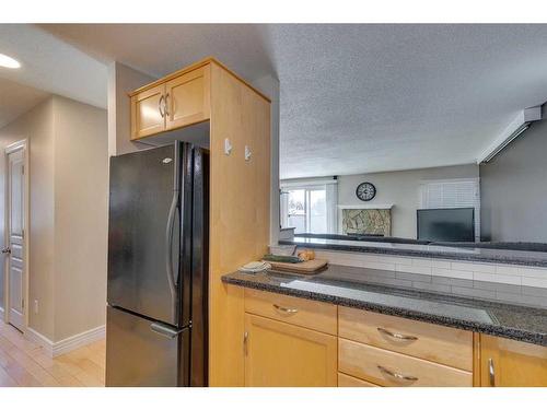 216-34 Glamis Green Sw, Calgary, AB - Indoor Photo Showing Kitchen