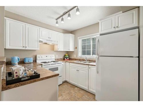 216-630 8 Avenue Se, Calgary, AB - Indoor Photo Showing Kitchen With Double Sink