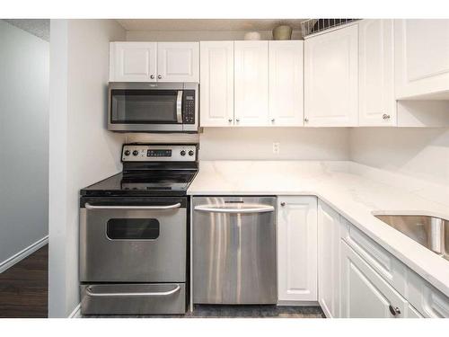 310-545 18 Avenue Sw, Calgary, AB - Indoor Photo Showing Kitchen With Stainless Steel Kitchen