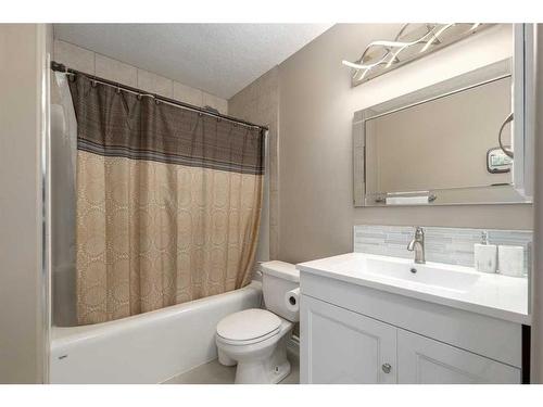 75 West Cedar Rise Sw, Calgary, AB - Indoor Photo Showing Bathroom