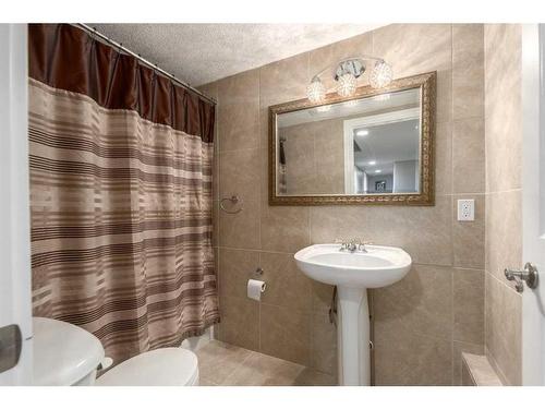 75 West Cedar Rise Sw, Calgary, AB - Indoor Photo Showing Bathroom