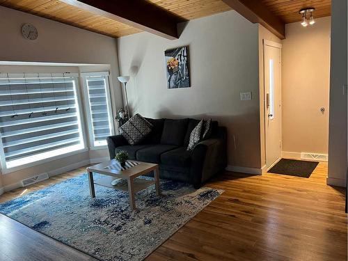 4604-14 Street Nw, Calgary, AB - Indoor Photo Showing Living Room