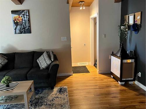 4604-14 Street Nw, Calgary, AB - Indoor Photo Showing Living Room