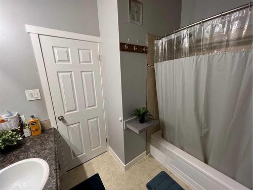 4604-14 Street Nw, Calgary, AB - Indoor Photo Showing Bathroom