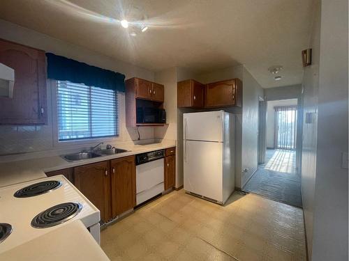 142 Hunterhorn Drive Ne, Calgary, AB - Indoor Photo Showing Kitchen With Double Sink