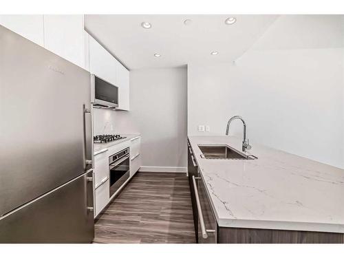 501-530 3 Street Se, Calgary, AB - Indoor Photo Showing Kitchen With Stainless Steel Kitchen With Upgraded Kitchen