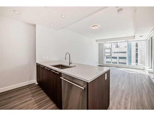 501-530 3 Street Se, Calgary, AB - Indoor Photo Showing Kitchen