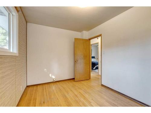 407 Tache Avenue Nw, Calgary, AB - Indoor Photo Showing Other Room