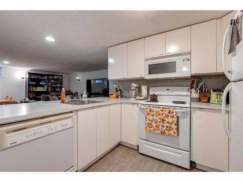 407 Tache Avenue Nw, Calgary, AB - Indoor Photo Showing Kitchen