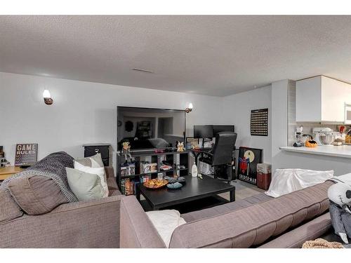 407 Tache Avenue Nw, Calgary, AB - Indoor Photo Showing Living Room