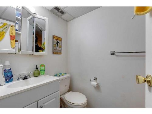 407 Tache Avenue Nw, Calgary, AB - Indoor Photo Showing Bathroom