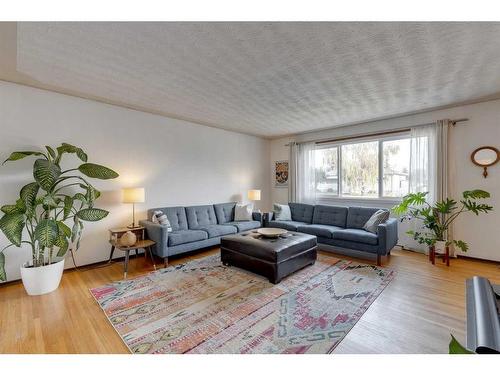 407 Tache Avenue Nw, Calgary, AB - Indoor Photo Showing Living Room