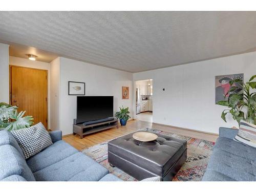 407 Tache Avenue Nw, Calgary, AB - Indoor Photo Showing Living Room