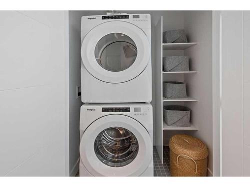 1806-530 3 Street Se, Calgary, AB - Indoor Photo Showing Laundry Room