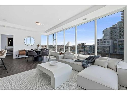 1806-530 3 Street Se, Calgary, AB - Indoor Photo Showing Living Room