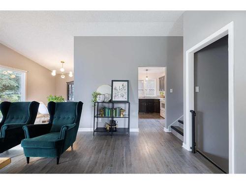 243 Cedarbrae Crescent Sw, Calgary, AB - Indoor Photo Showing Living Room