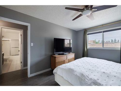 243 Cedarbrae Crescent Sw, Calgary, AB - Indoor Photo Showing Bedroom