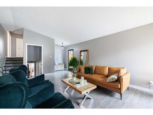 243 Cedarbrae Crescent Sw, Calgary, AB - Indoor Photo Showing Living Room