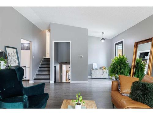 243 Cedarbrae Crescent Sw, Calgary, AB - Indoor Photo Showing Living Room