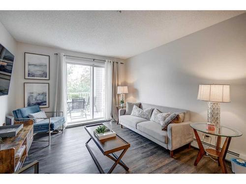 3222-16320 24 Street Sw, Calgary, AB - Indoor Photo Showing Living Room