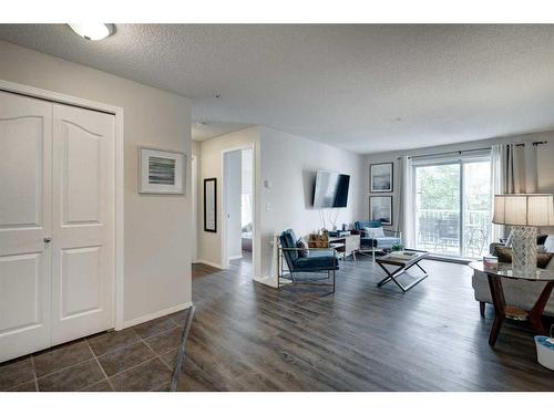 3222-16320 24 Street Sw, Calgary, AB - Indoor Photo Showing Living Room