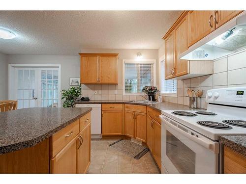 94 Cougar Plateau Way Sw, Calgary, AB - Indoor Photo Showing Kitchen