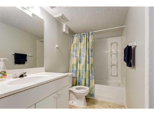 256 Oakmere Place, Chestermere, AB - Indoor Photo Showing Bathroom