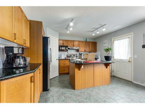 256 Oakmere Place, Chestermere, AB - Indoor Photo Showing Kitchen