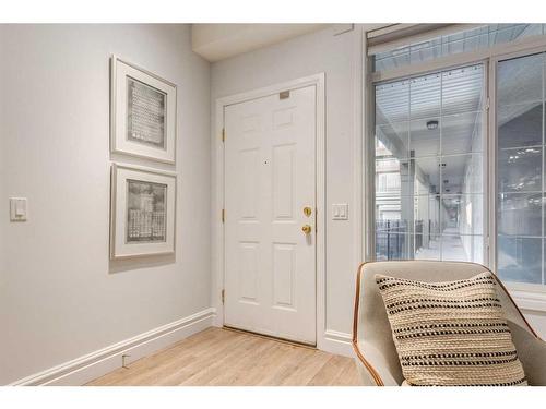 223-527 15 Avenue Sw, Calgary, AB - Indoor Photo Showing Living Room With Fireplace