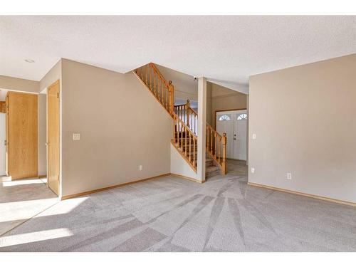 105 Hawkdale Circle Nw, Calgary, AB - Indoor Photo Showing Other Room