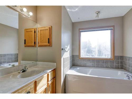 105 Hawkdale Circle Nw, Calgary, AB - Indoor Photo Showing Bathroom