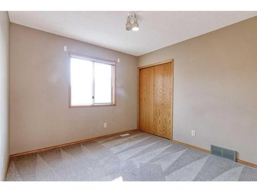 105 Hawkdale Circle Nw, Calgary, AB - Indoor Photo Showing Other Room