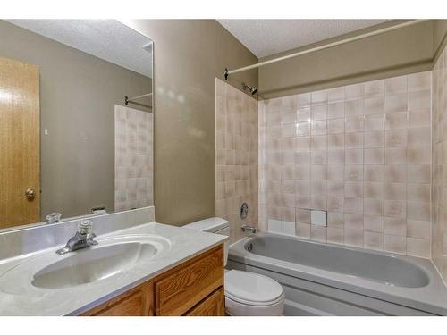 105 Hawkdale Circle Nw, Calgary, AB - Indoor Photo Showing Bathroom