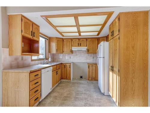 105 Hawkdale Circle Nw, Calgary, AB - Indoor Photo Showing Kitchen With Double Sink