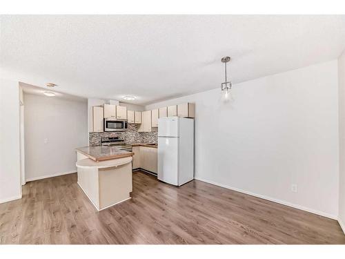 12-2812 Edenwold Heights Nw, Calgary, AB - Indoor Photo Showing Kitchen