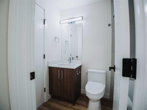 305-156 Park Street, Cochrane, AB - Indoor Photo Showing Bathroom