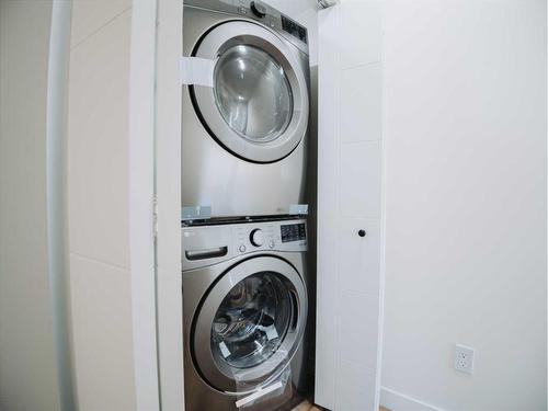 305-156 Park Street, Cochrane, AB - Indoor Photo Showing Laundry Room