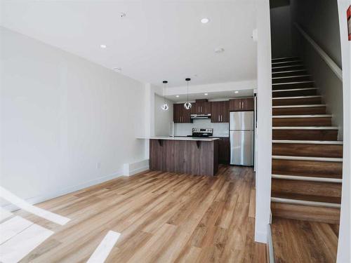 305-156 Park Street, Cochrane, AB - Indoor Photo Showing Kitchen