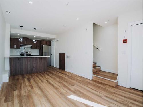 305-156 Park Street, Cochrane, AB - Indoor Photo Showing Kitchen