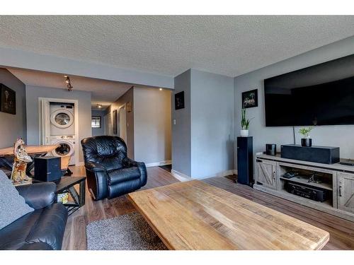 3105 A & B, 3107 A & B 38 Street Sw, Calgary, AB - Indoor Photo Showing Living Room