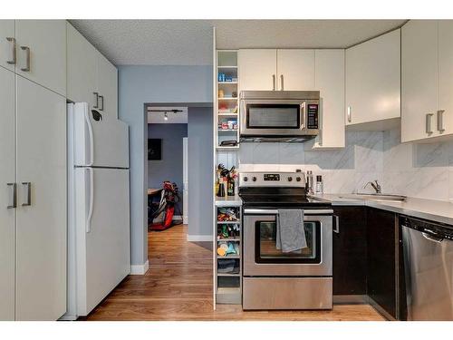 3105 A & B, 3107 A & B 38 Street Sw, Calgary, AB - Indoor Photo Showing Kitchen With Upgraded Kitchen