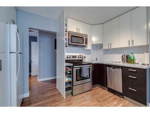 3105 A & B, 3107 A & B 38 Street Sw, Calgary, AB - Indoor Photo Showing Kitchen With Upgraded Kitchen