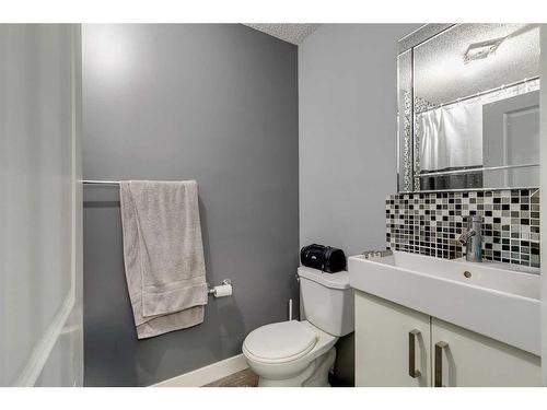 3105 A & B, 3107 A & B 38 Street Sw, Calgary, AB - Indoor Photo Showing Bathroom