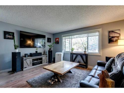 3105 A & B, 3107 A & B 38 Street Sw, Calgary, AB - Indoor Photo Showing Living Room