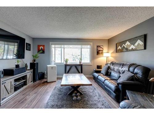 3105 A & B, 3107 A & B 38 Street Sw, Calgary, AB - Indoor Photo Showing Living Room