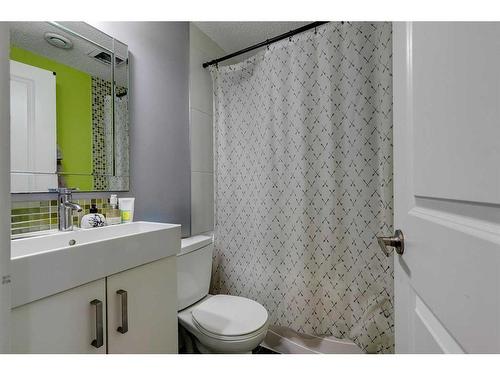 3105 A & B, 3107 A & B 38 Street Sw, Calgary, AB - Indoor Photo Showing Bathroom